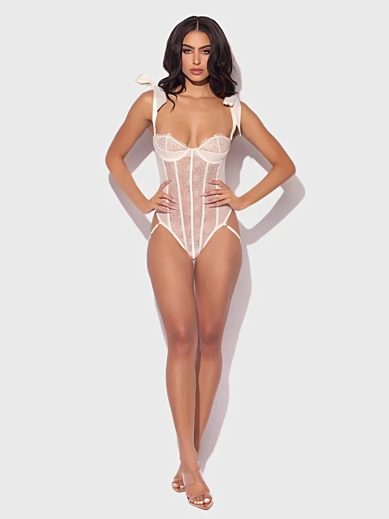 Rosalie bestickter Spitzen-Teddy mit transparenten Halbschalen, verstellbaren Trägern und String-Rücken