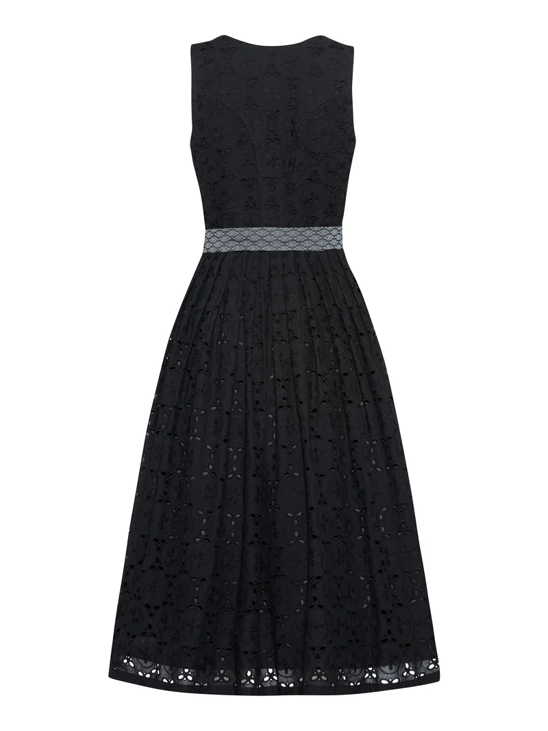 Besticktes Lochstickerei-Dirndl mit Jacquardschürz