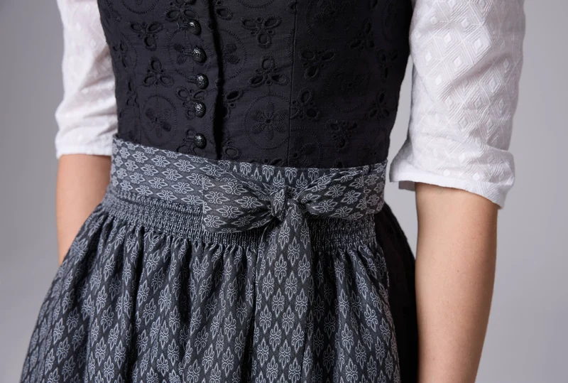 Besticktes Lochstickerei-Dirndl mit Jacquardschürz