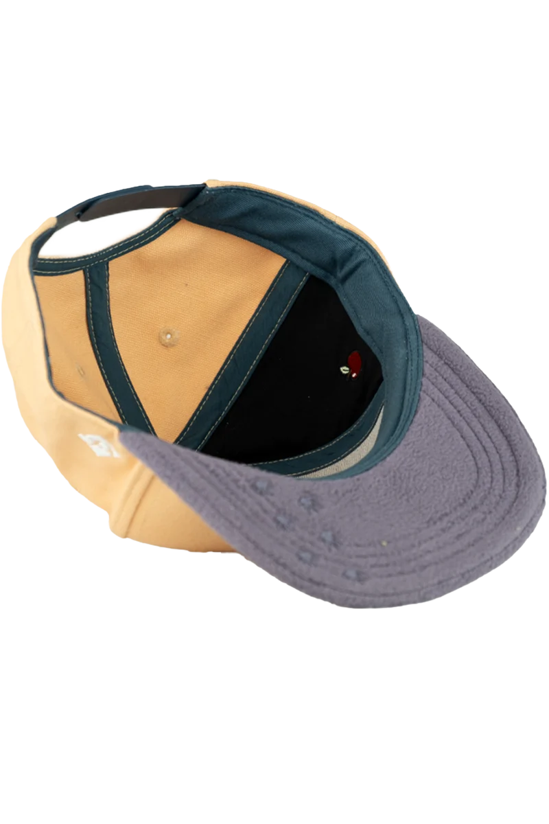 Kinder Cap mit Igel-Applikation und flauschigem Schirm - pfirsich