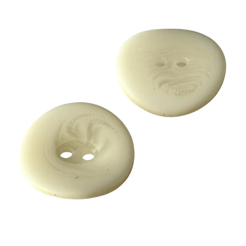 Cremeweißer Kunststoffknopf – klassischer 2-Loch-Knopf KN-37