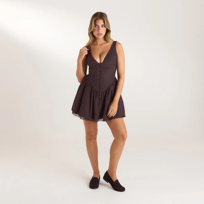 Plunge Minikleid mit Spitzenbesatz - Schokolade mit Punkten