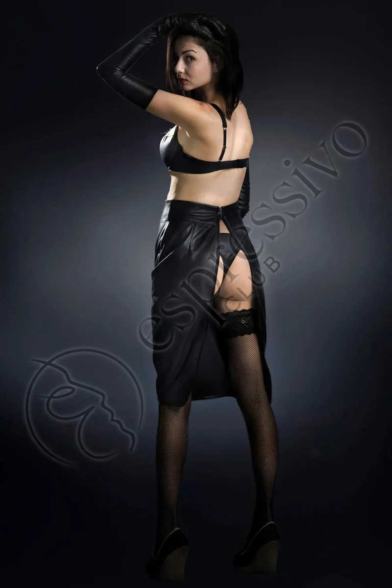 Leather hobble skirt with double zipper