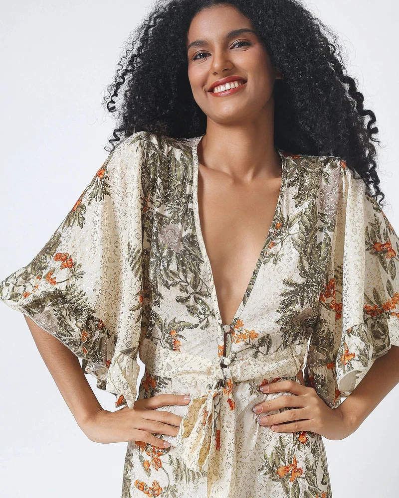 Sommerkleid in Salbei und Creme mit Bindeband vorne und Rückenausschnitt, gestuft - Leichtes Material aus 100 % Viskose