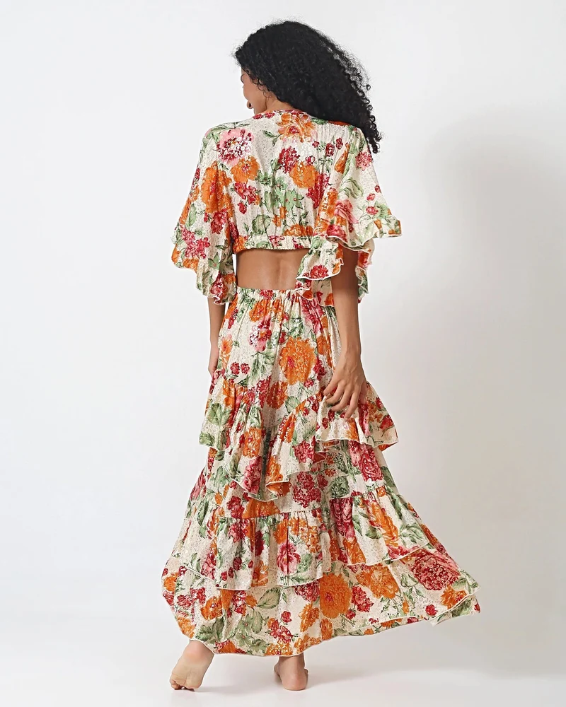 Elegantes, gestuftes Blumenkleid von Cabo mit Bindeband vorne und Rückenausschnitt, 100 % Viskose