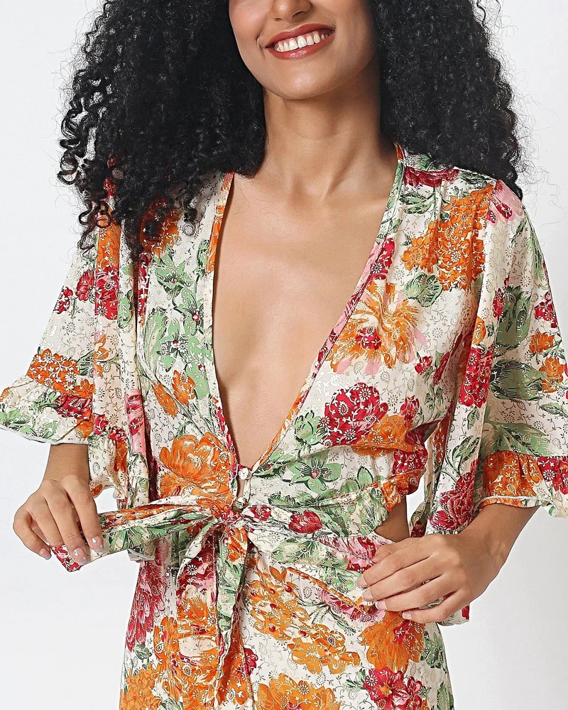 Elegantes, gestuftes Blumenkleid von Cabo mit Bindeband vorne und Rückenausschnitt, 100 % Viskose