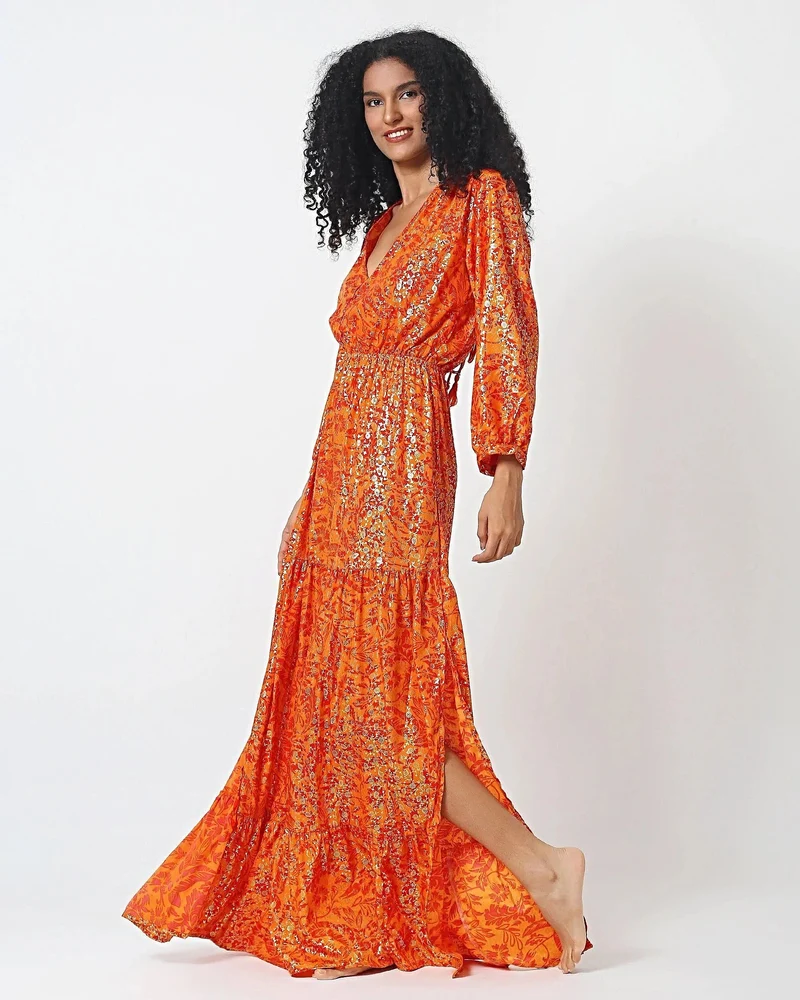 Marokkanisches Maxikleid mit offenem Rücken – Orange-rotes, langärmeliges, verziertes Viskosekleid mit Quasten