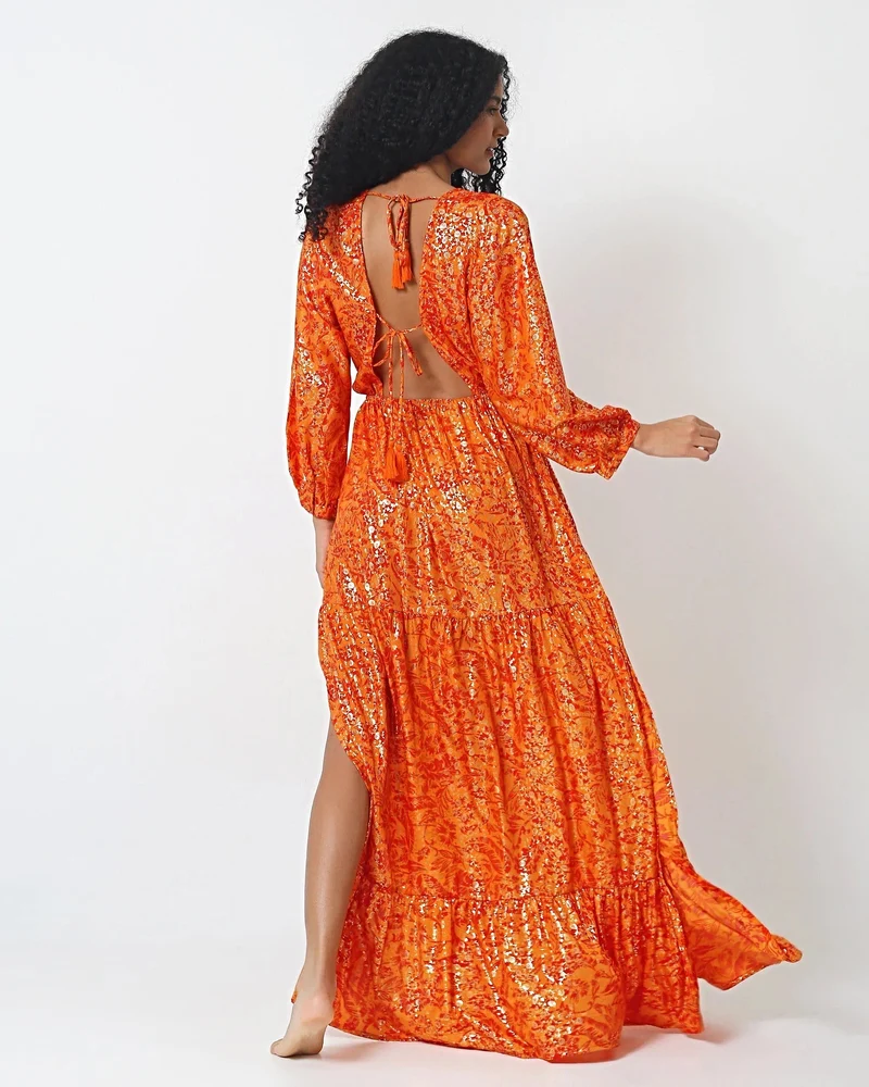 Marokkanisches Maxikleid mit offenem Rücken – Orange-rotes, langärmeliges, verziertes Viskosekleid mit Quasten