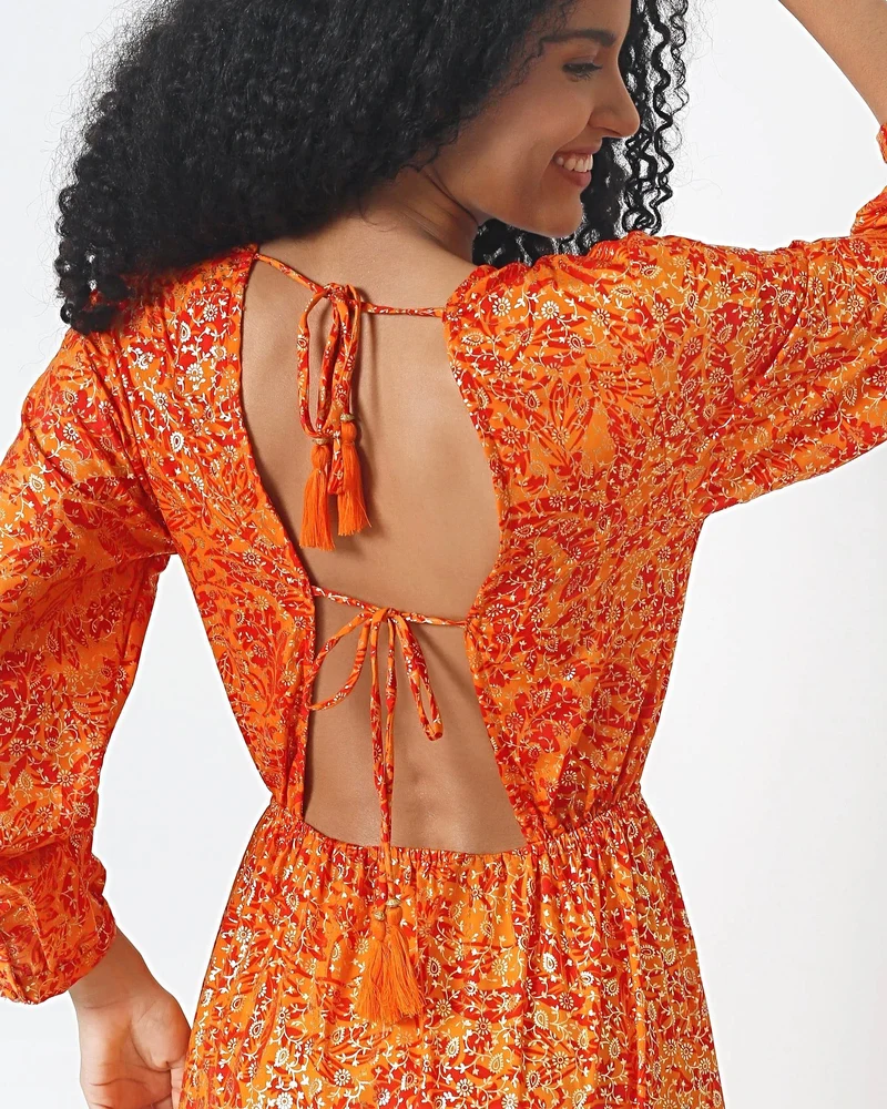 Marokkanisches Maxikleid mit offenem Rücken – Orange-rotes, langärmeliges, verziertes Viskosekleid mit Quasten