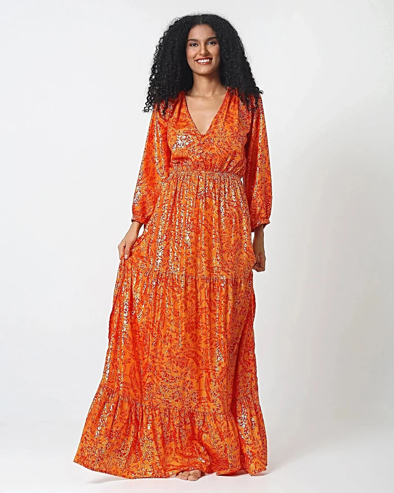 Marokkanisches Maxikleid mit offenem Rücken – Orange-rotes, langärmeliges, verziertes Viskosekleid mit Quasten