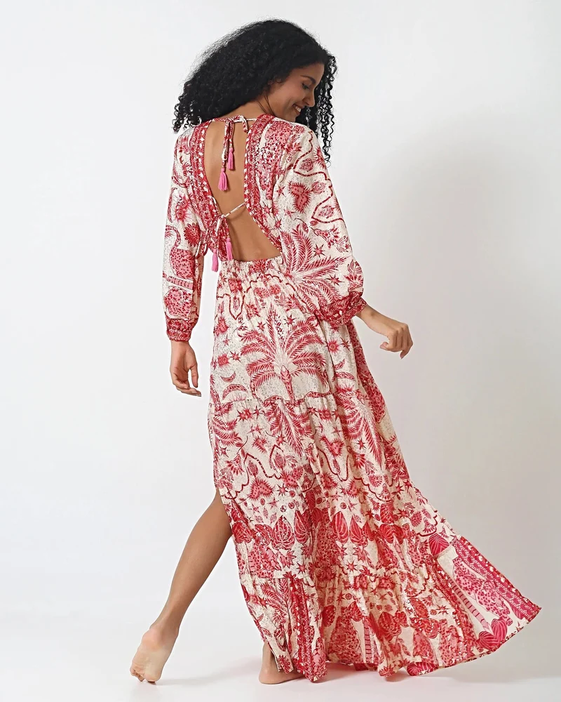 Rosa-weißes, langärmeliges Maxikleid mit offenem Rücken und aufwendigen Quasten, 100 % Viskose