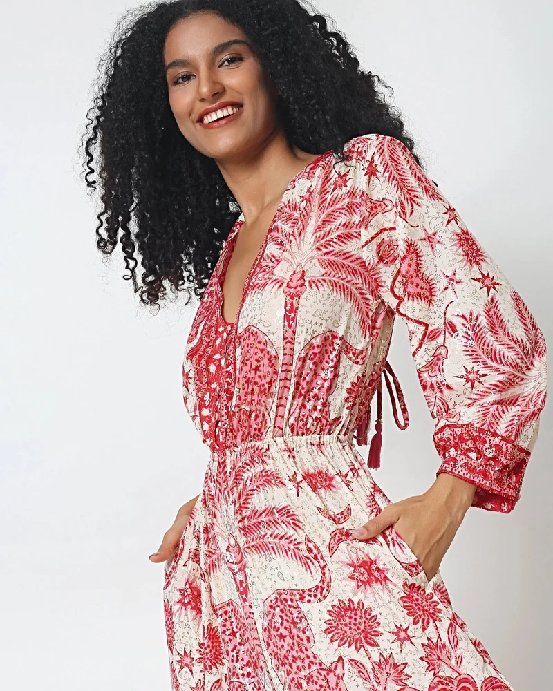 Rosa-weißes, langärmeliges Maxikleid mit offenem Rücken und aufwendigen Quasten, 100 % Viskose