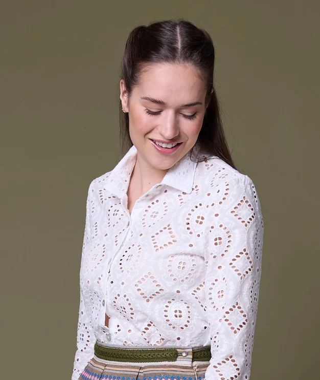 Bestickte Hemdbluse mit Perlmuttknöpfen