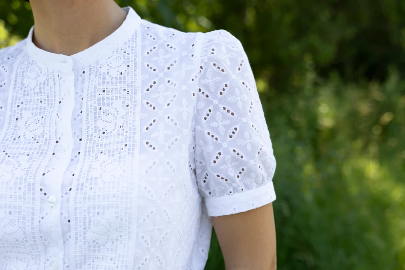Komplett bestickte Bluse mit aufgesetzter Spitze