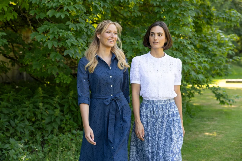 Komplett bestickte Bluse mit aufgesetzter Spitze