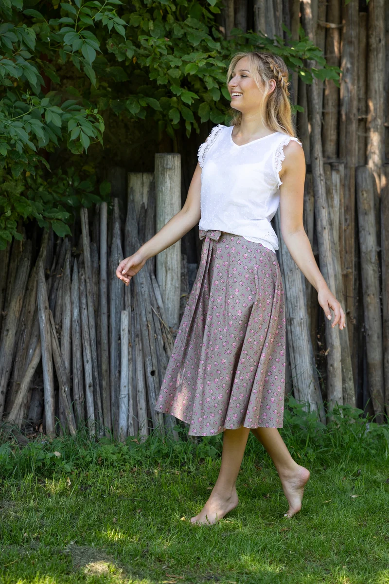 Ärmellose Bluse mit Stickerei und Fransenspitze