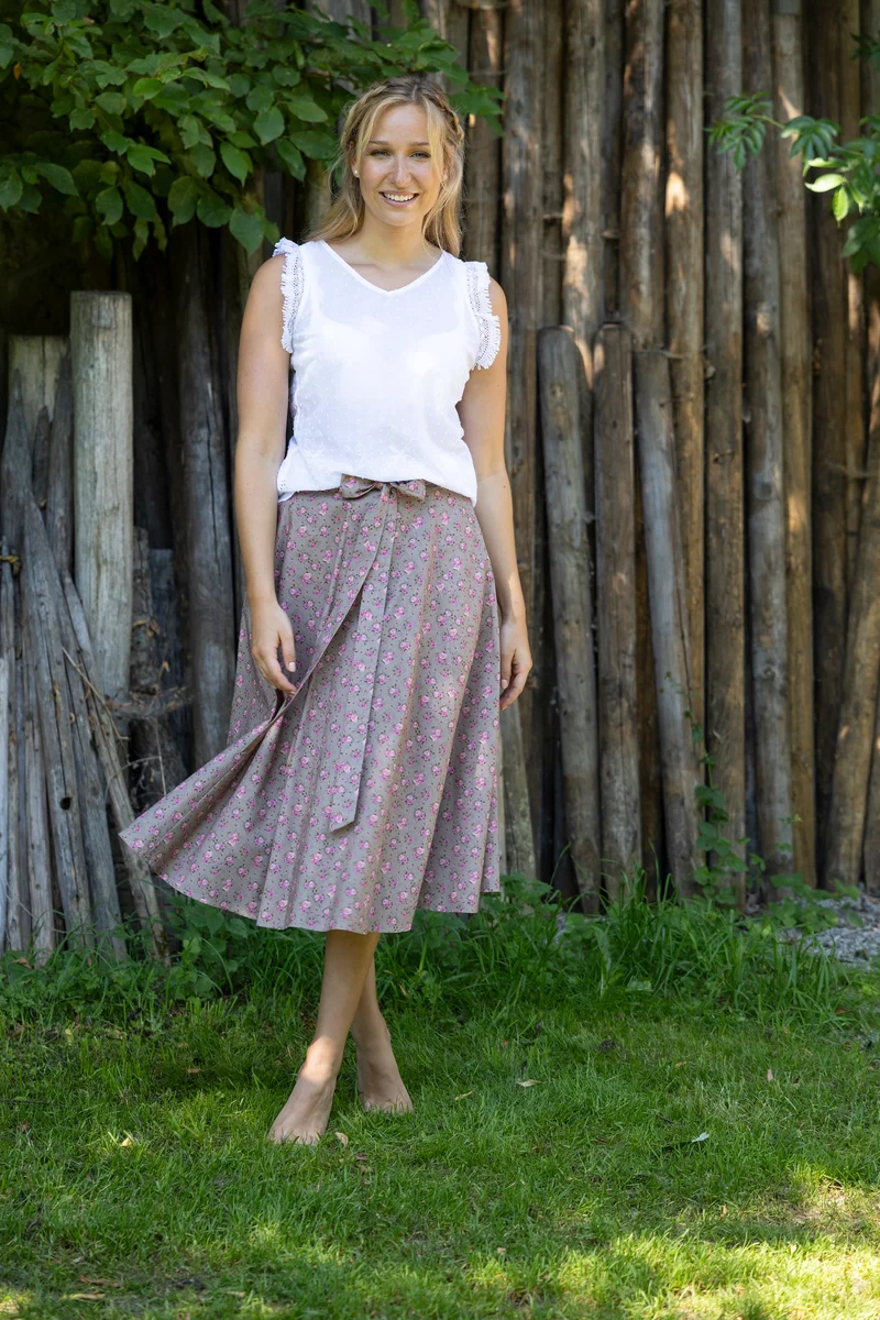 Ärmellose Bluse mit Stickerei und Fransenspitze