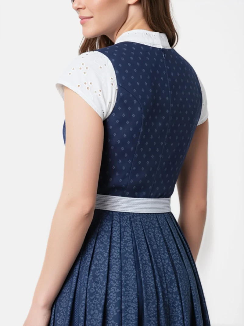 Schlichtes Baumwoll-Dirndl mit Streifenschürze