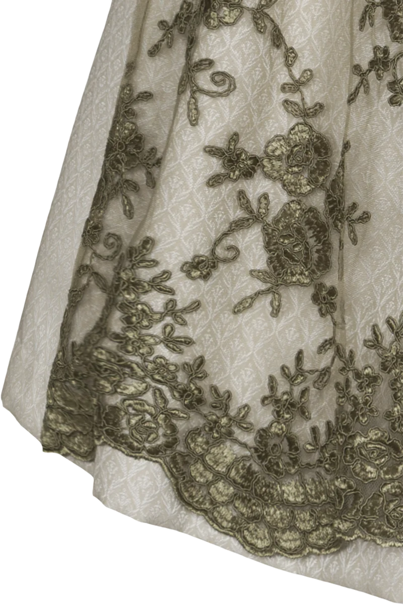 Kurzes Dirndl mit Schnürung und Herzausschnitt