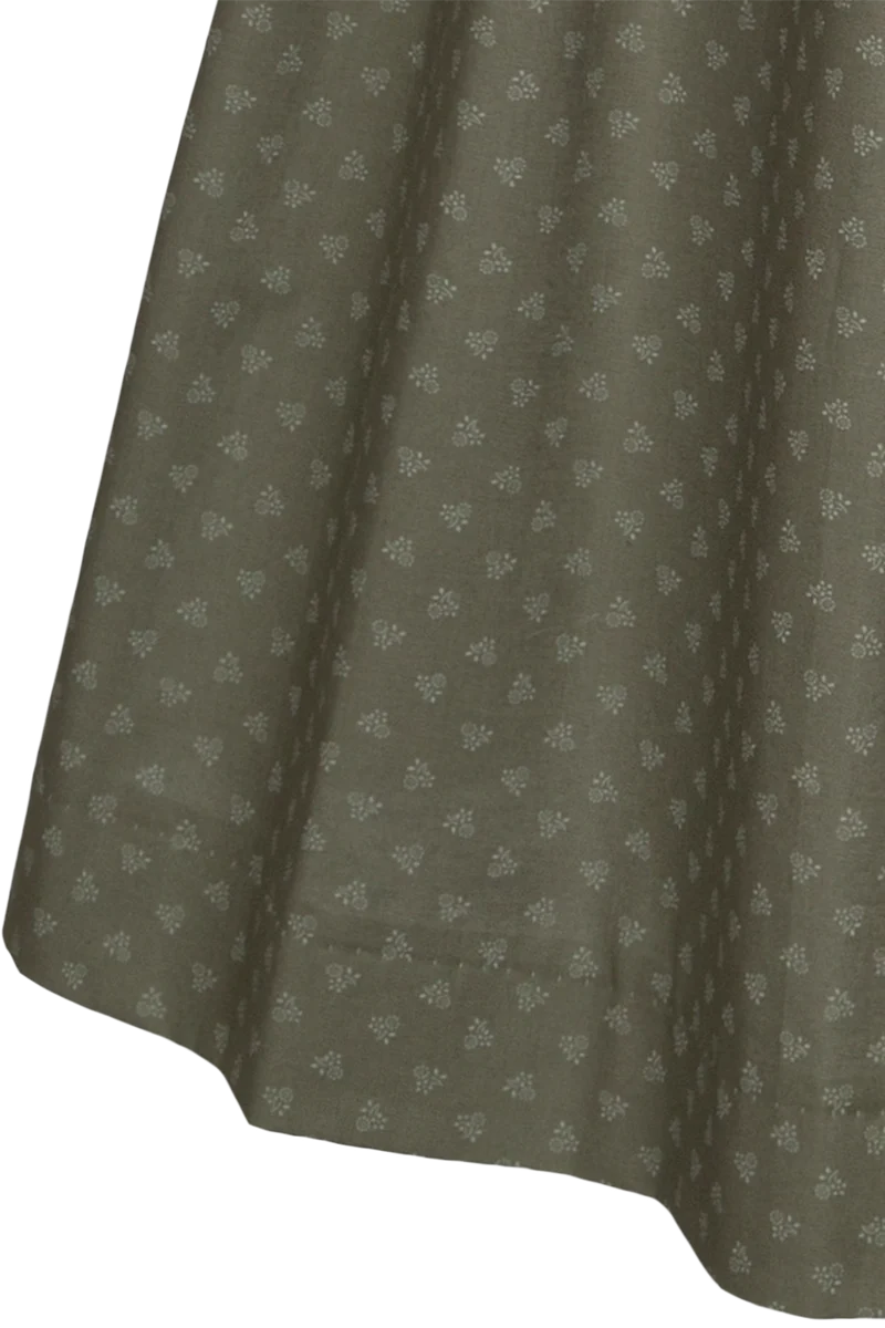 Langes Dirndl mit Leinen und Perlmuttknöpfen