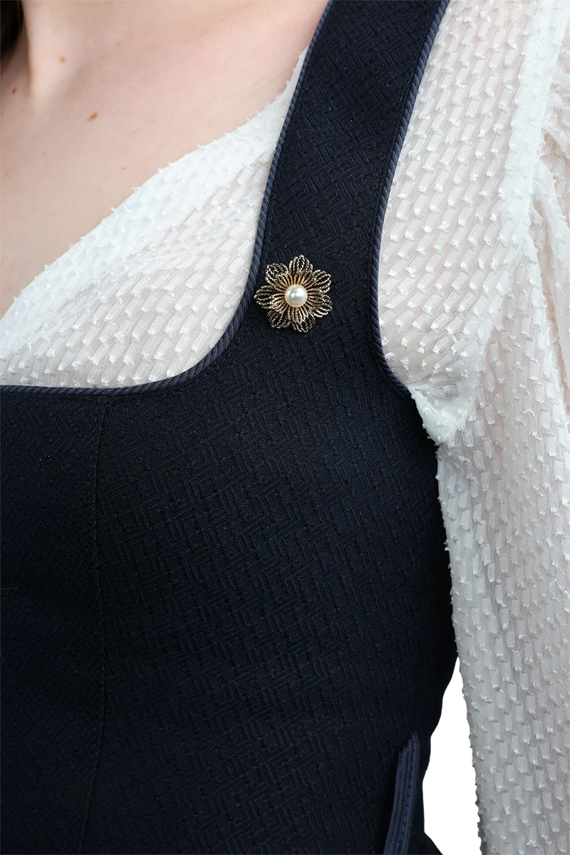 Anstecker Pin in Blumenform - gold