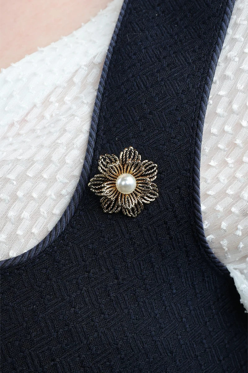 Anstecker Pin in Blumenform - gold