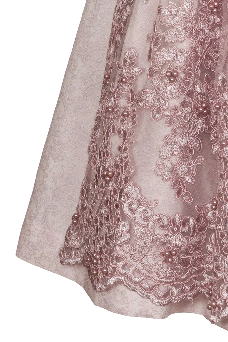 Mini-Dirndl mit Spitzenschürze