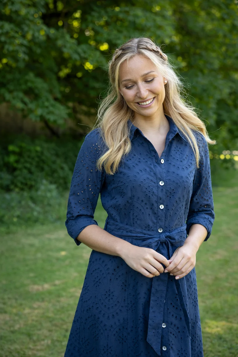 Sommerkleid mit Lochstickerei & Bindegürtel