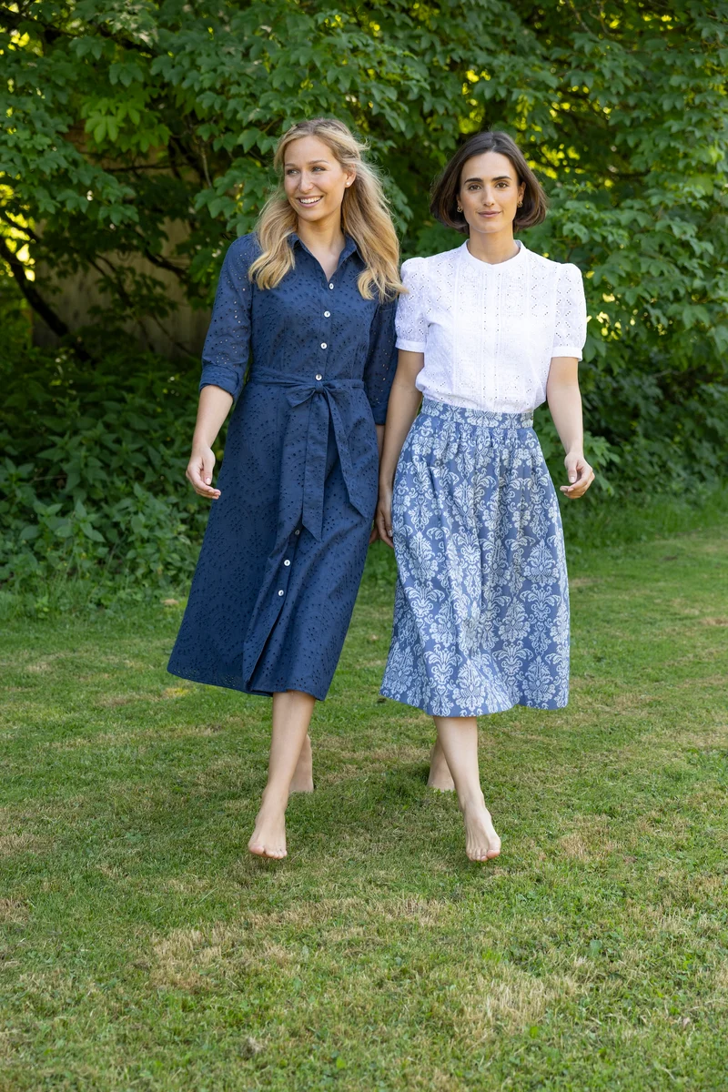 Sommerkleid mit Lochstickerei & Bindegürtel
