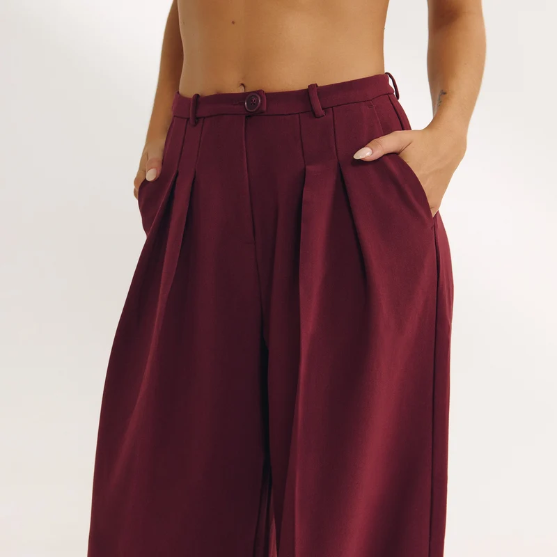 Taillierte Hose mit Weitem Bein - Kirschlack