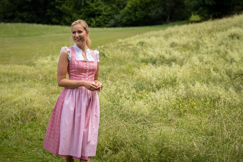 Dirndlbluse mit Stehkragen aus Rautenspitze