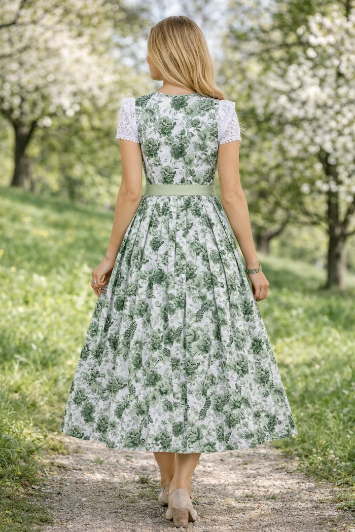 Klassisches Dirndl aus Satin-Rosendruck