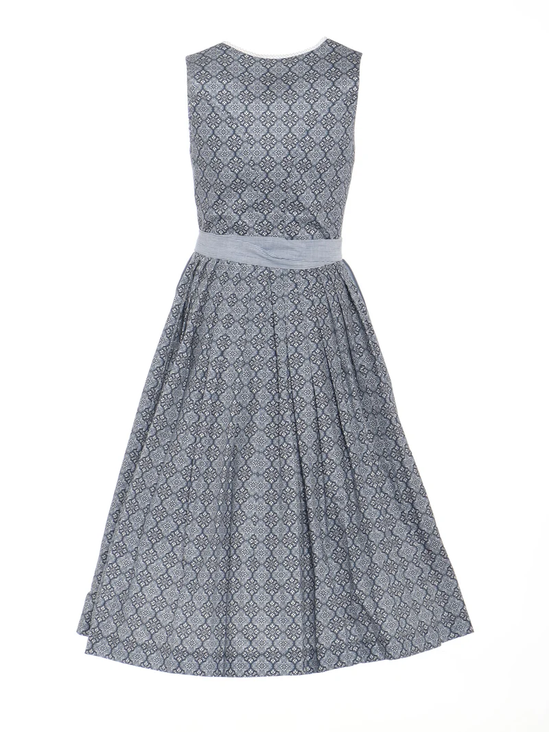 Dirndl mit ornamentalem Muster und Streifenschürze