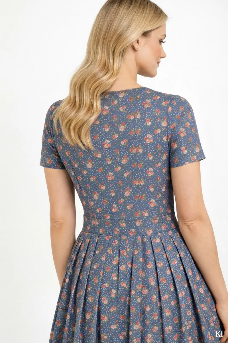 Sommerkleid aus Rosendruck mit Faltenrock & Gürtel