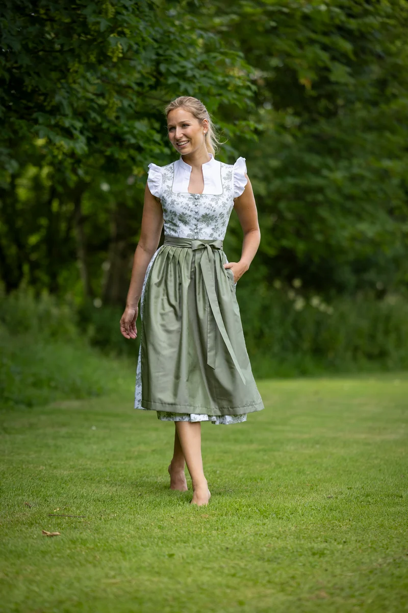 Blumiges Dirndl mit eleganter Taftschürze