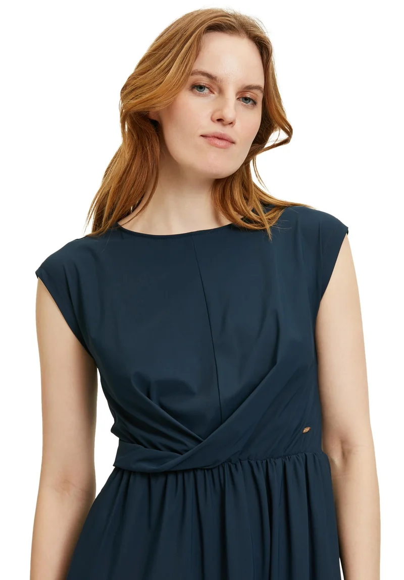 Betty & Co Kleid Lang ohne Arm - 38_13673864_8543