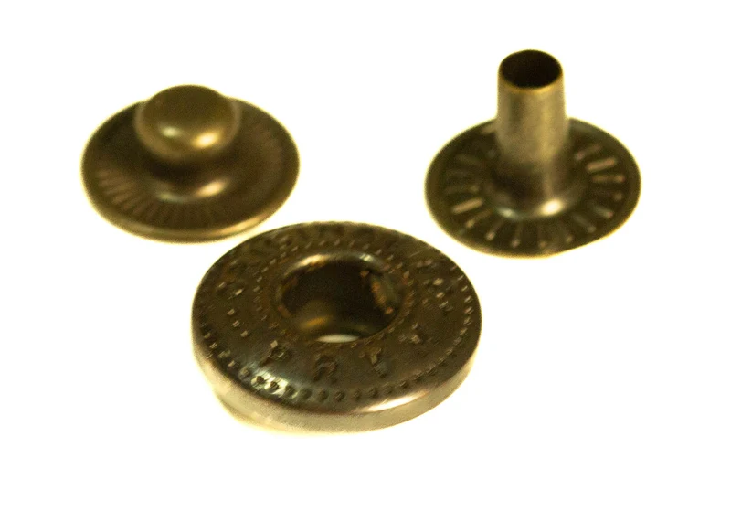 Druckknopf Punktmuster Altmessing – Metallknopf NK-4