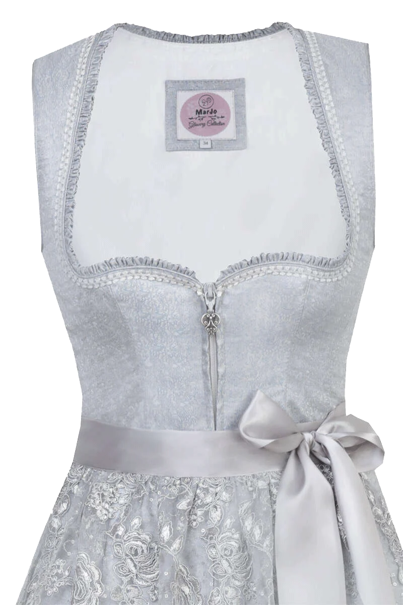 Mini-Dirndl mit Spitzenschürze