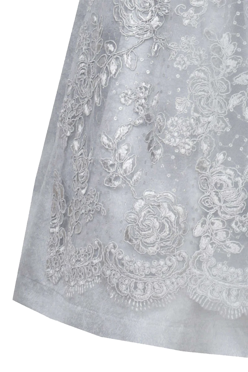 Mini-Dirndl mit Spitzenschürze