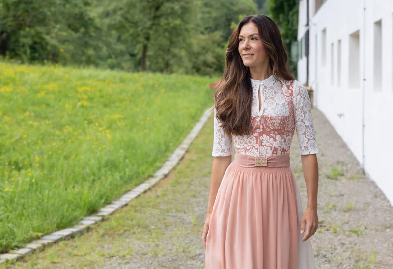 Dirndlbluse aus Spitzenstoff