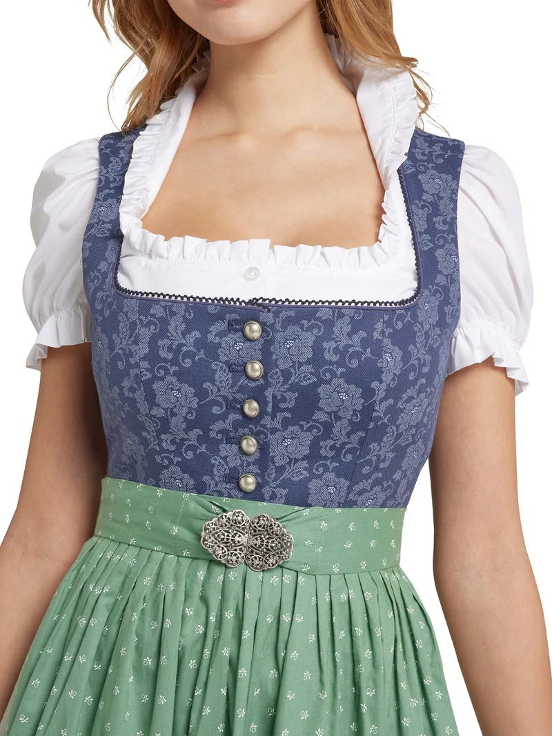 Traditionelle Dirndlbluse mit Rüschen und Puffärme