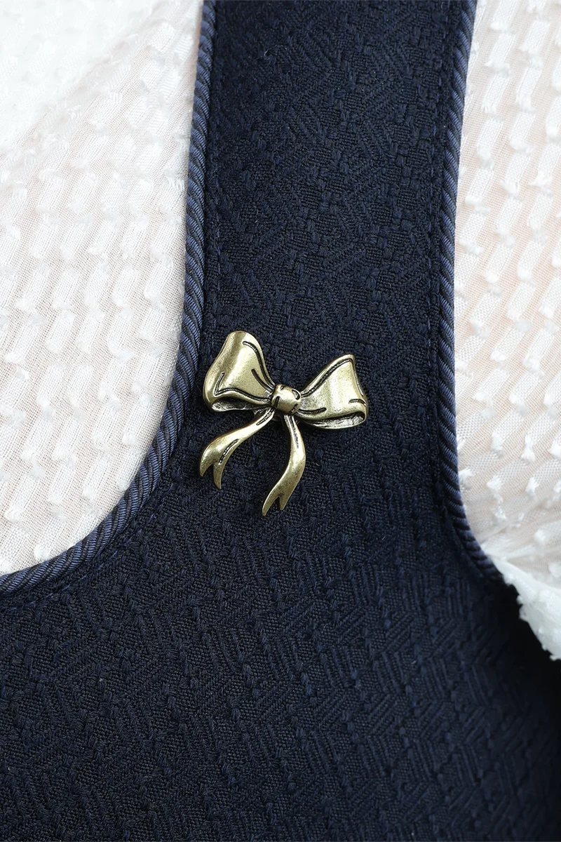 Pin Anstecker in Schleifenform - altgold