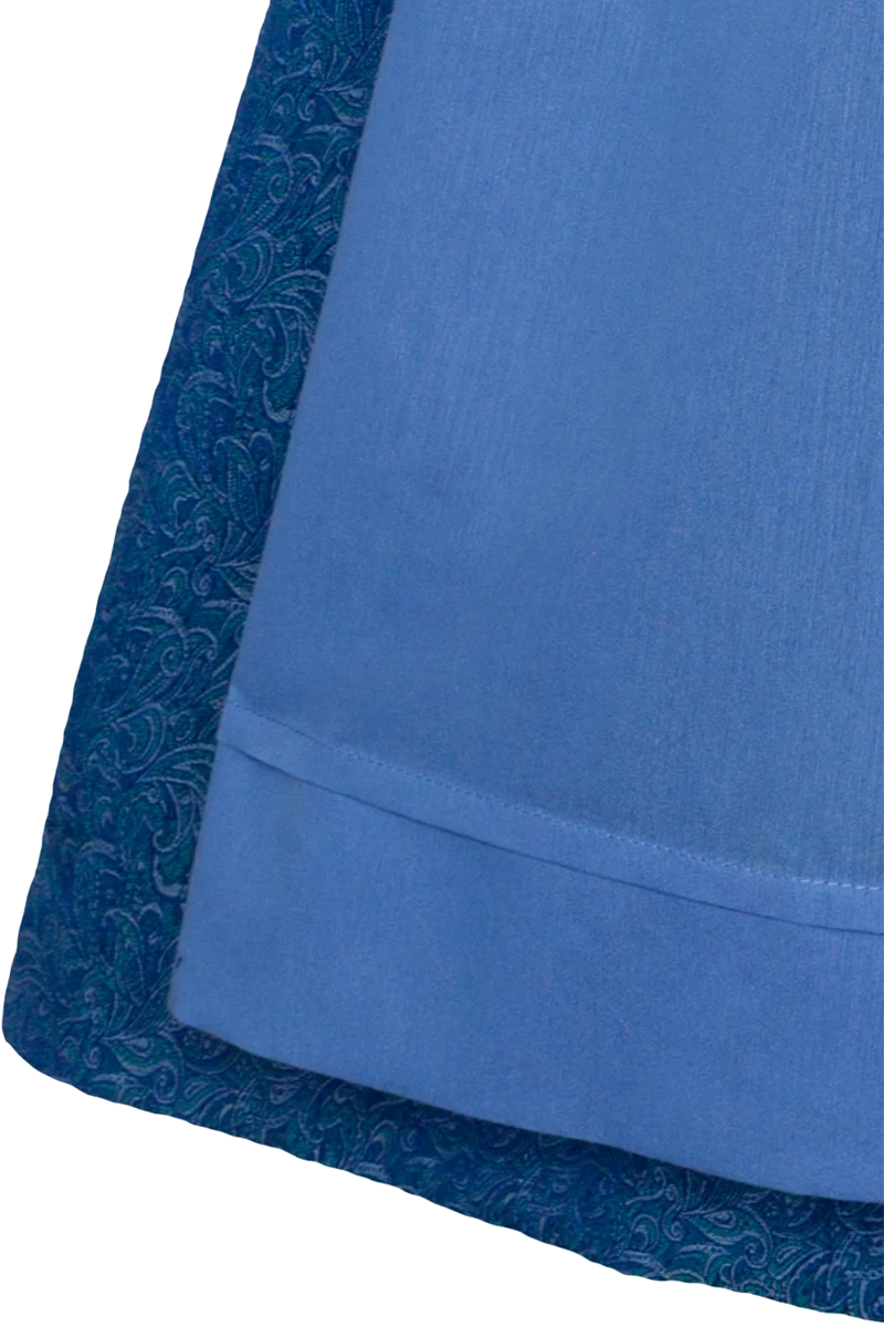 Dirndl in Midilänge mit Herzausschnitt