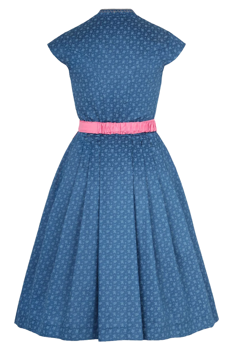 Baumwolldirndl mit Flügelärmeln und Broschenschürze
