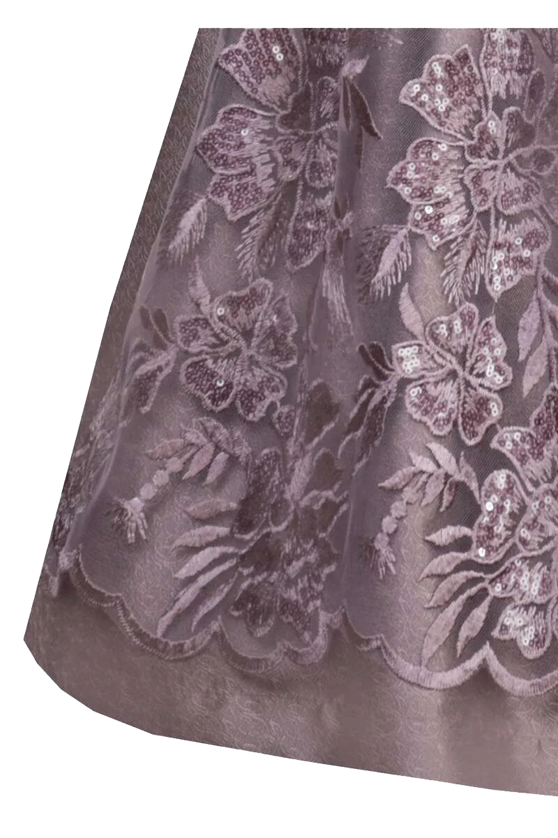 Mini-Dirndl mit Spitzenschürze