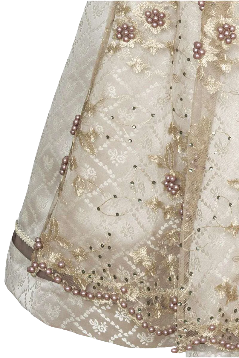 Mini-Dirndl mit Spitzenschürze