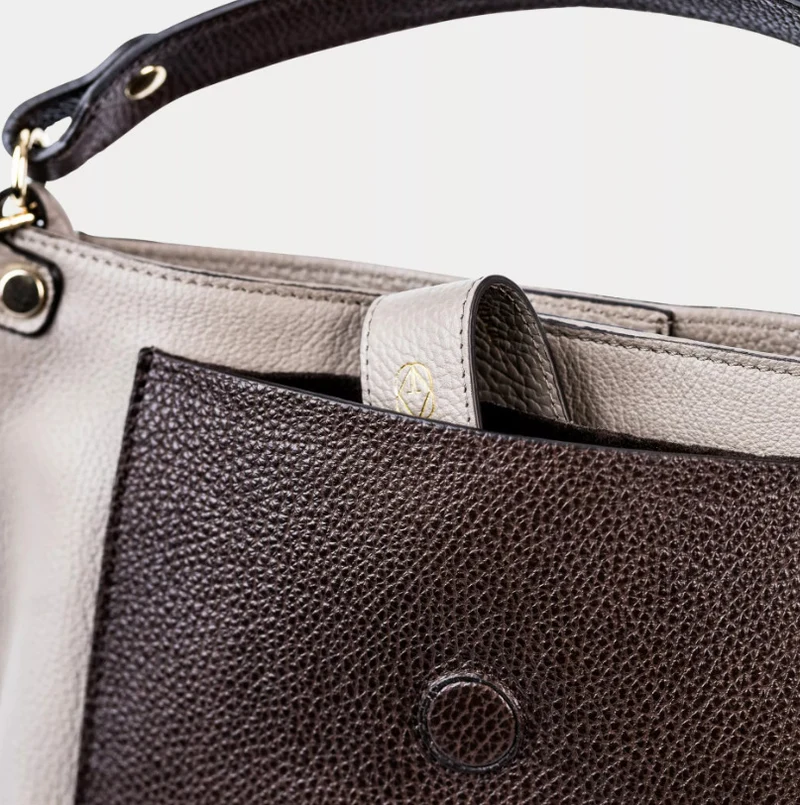 FAVOURITE Messenger Tasche taupe Kalbsleder