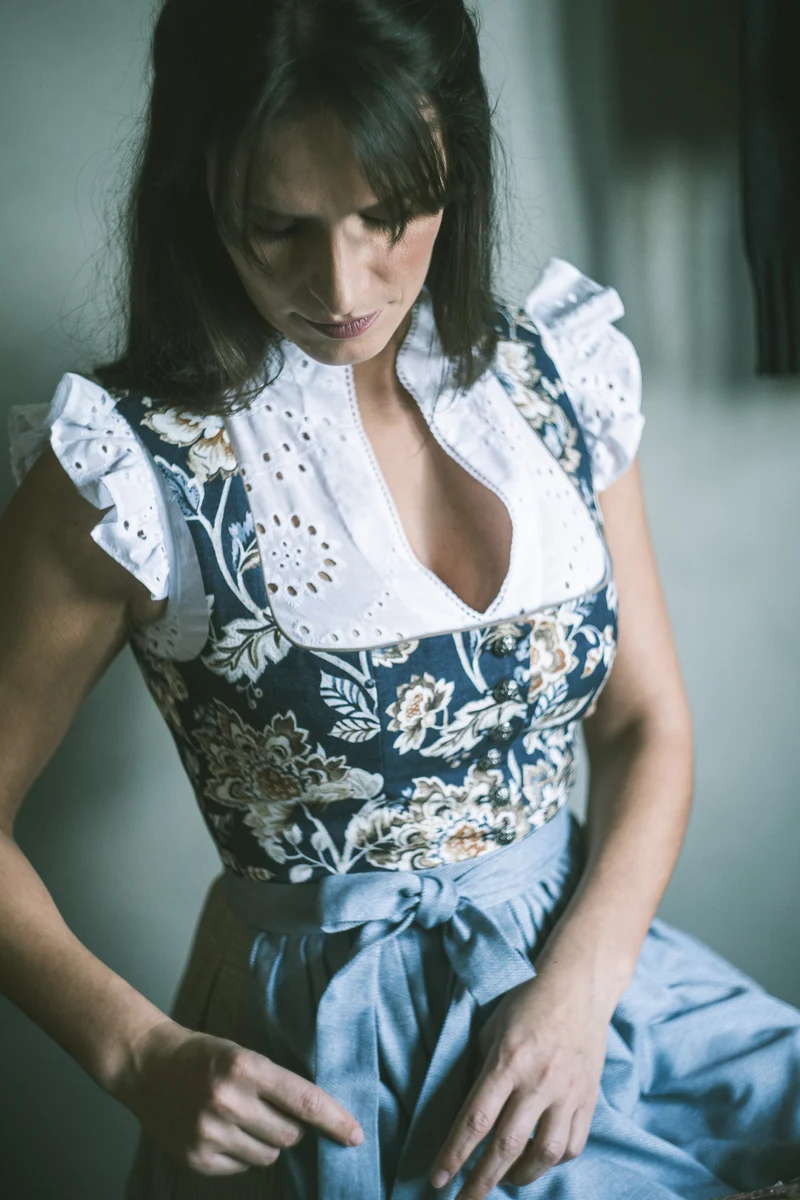 Bestickte Dirndlbluse mit Stehkragen und Ärmchen