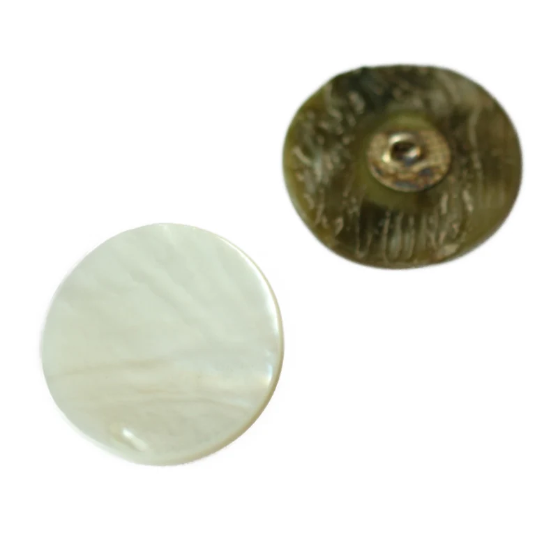Perlmuttknopf Natur Creme/Natur Öse – PL-GR-203-815-1