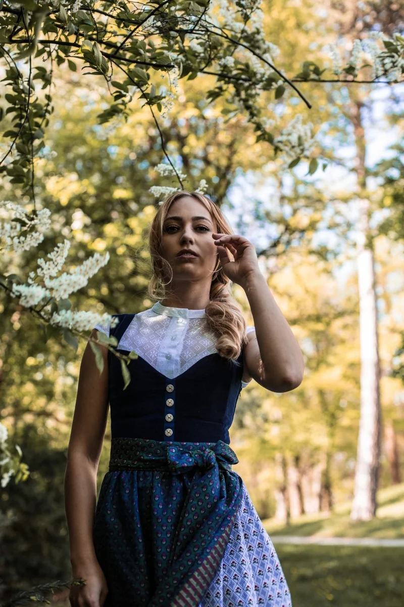 DIRNDLBLUSE VINTAGE SPITZE ORNAMENTAL STEHKRAGEN UND FLÜGELARM WEISS